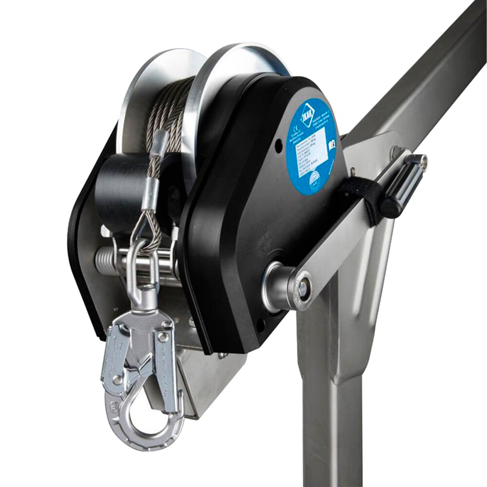 Detalle del winch Alko IKLW de 300kg y 20m de cable, montado sobre brazo pescante Ikar