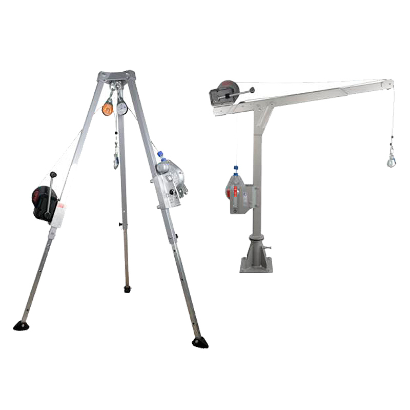 Trípode y brazo pescante de Ikar para trabajo en espacios confinados, con rescatador y polipasto material acoplados de forma simultánea.