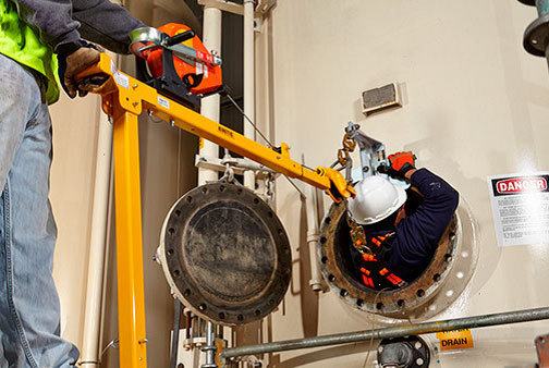 Proceso de rescate horizontal, sacando víctima por boca de hombre lateral.
